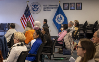 法律学者：移民美国造假将面临倒查