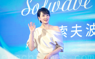 晒与双胞胎弟弟合照 梁咏琪庆50岁生日