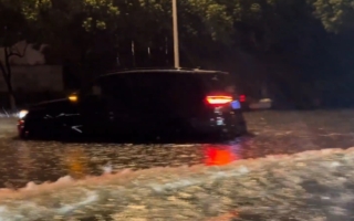 中国多省遭暴雨冰雹袭击 多地城区积水严重