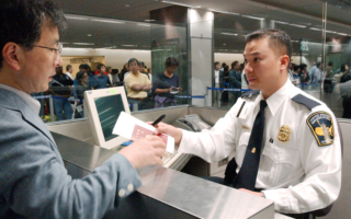 分析:中国留美学生为何成中美“夹心饼”