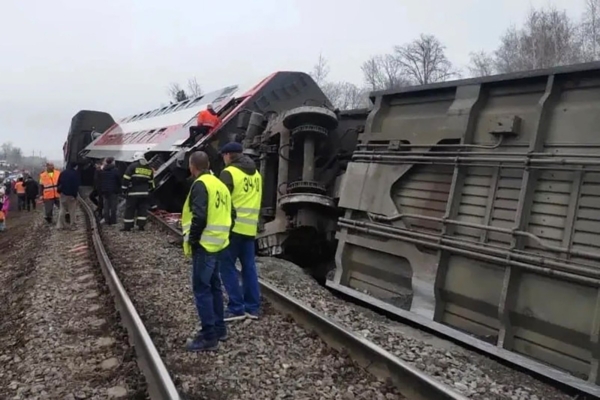 俄罗斯载逾400人列车脱轨 至少7伤