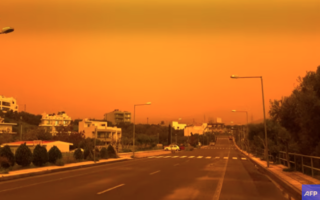受沙尘暴影响 希腊克里特岛天空变橘红色
