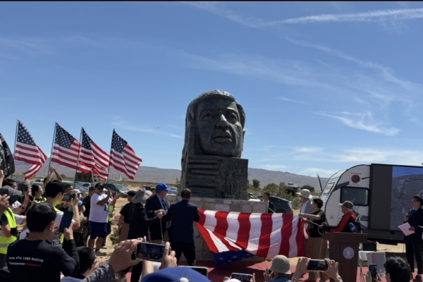 致敬“中国良心” 高智晟大型塑像美西揭幕