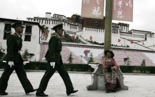 【翻墙必看】中共多名离退休官员离境后失踪