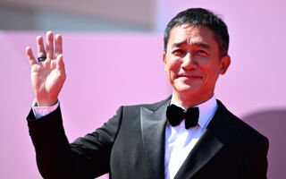 梁朝伟赴韩国宣传新片 局促小动作笑翻网友