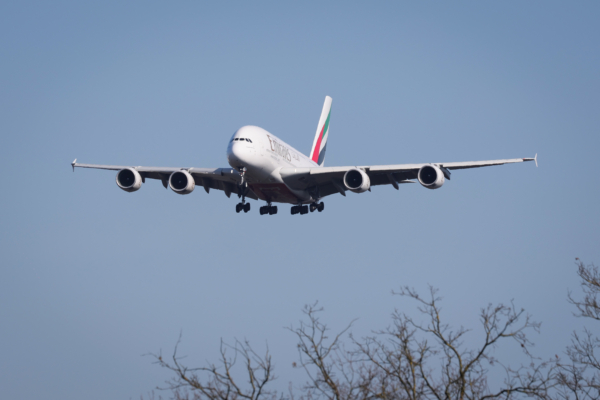 燃油短缺加剧 航空公司被迫削减航班并涨价