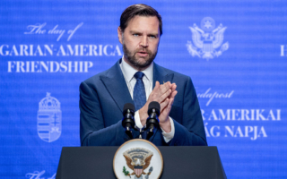 美再次轰炸伊朗哈尔克岛 万斯重申战略不变