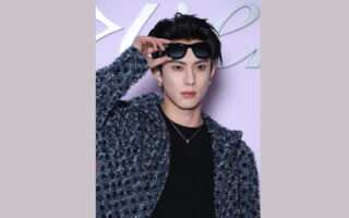 王鹤棣遭贴脸跟拍 打掉拍摄者手机引热议