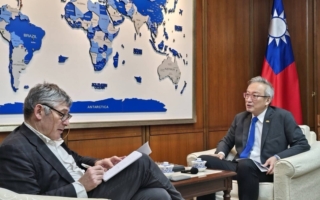 吴志中接受法媒专访 强调台湾芯片具战略地位