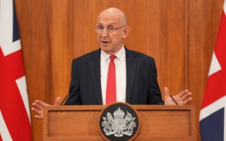 英国指控三艘俄潜艇对海底电缆进行秘密行动