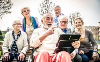 研究：幽默可助老年人应对老化 但注意一点