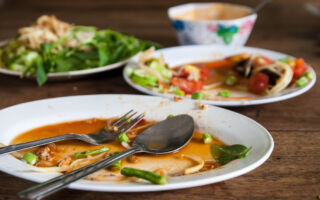 剩菜会引发食物中毒？ 微生物学家这么说