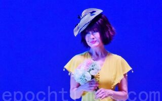 77岁潘迎紫活力满满 蹦跳模样堪比年轻人