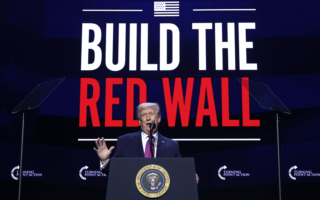 川普凤凰城造势 吁年轻人中期选举出门投票