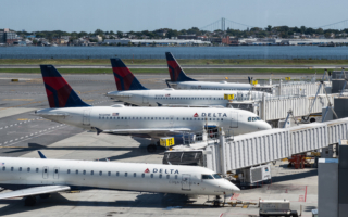 伊朗战争致航空燃油涨价 全球航司砍航班