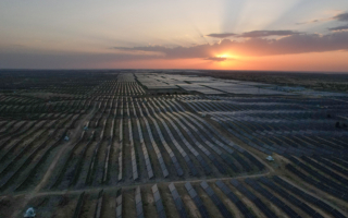 陆企合盛硅业净利润亏损30亿 同比跌271%