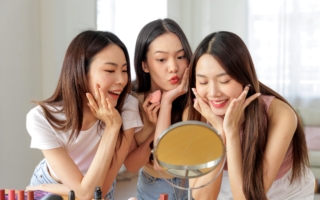 20个容易毁掉你妆容的护肤习惯