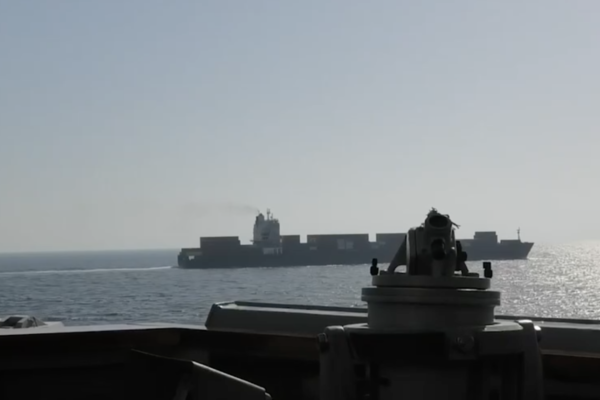 伊朗货船违反封锁令遭美军开火 视频发布