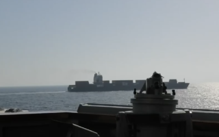 伊朗货船违反封锁令遭美军开火 视频发布