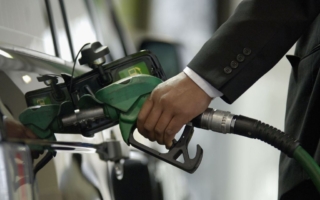 霍尔木兹海峡局势升温 国际油价涨逾5%