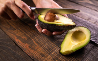 切开的酪梨与一物密封冷藏 可延缓变褐色