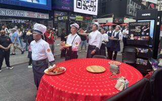 隋棠、蓝正龙率队在纽约地标办桌 引民众围观