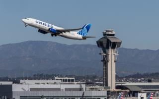 伊朗战争冲击油价 美联航减5%航班不裁员