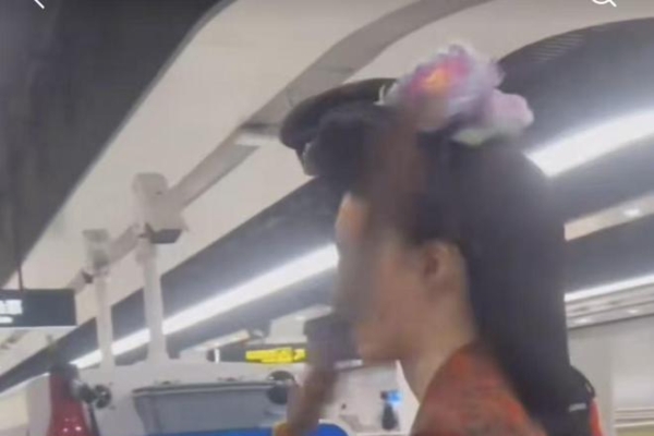 女子穿汉服戴传统头饰 遭上海地铁安检拒入