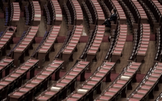 中共党媒批干部“过度请示” 罕见遭公开顶撞