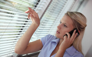 用这一物擦拭百叶窗 可轻松除去灰尘