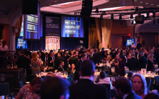 白宫记者晚宴爆枪响 川普公布枪手照片