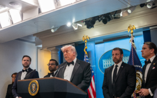 川普白宫开记者会 详述记者晚宴遇袭经过