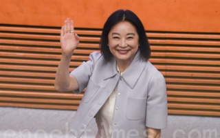 林青霞71岁白发可见 为近3000名师生优雅开讲