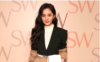 杨幂遭蒸汽眼罩烫伤 张馨予留言紧急提醒