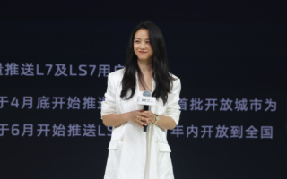 汤唯疑似怀二胎 穿宽松风衣现身活动引猜测