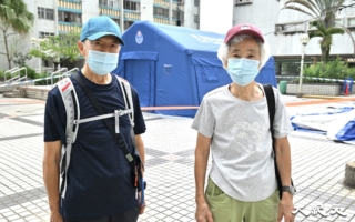 港宏福苑灾民回火场 八旬夫妇促政府负责