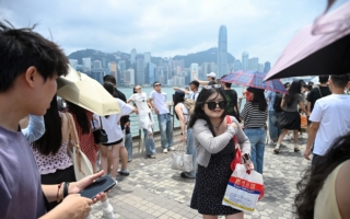 大陆游客称在港乱扔垃圾交钱即可 引争议