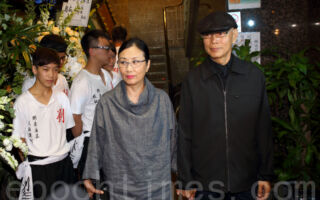 与罗家英穿名牌情侣装 汪明荃看演唱会需搀扶