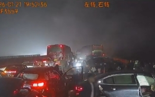 江西连环车祸至少1死15伤 现场画面曝光