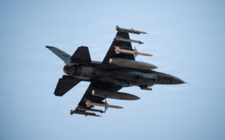 护航B2午夜之锤行动曾遇险 F16飞行员授勋