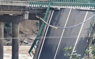 陕西公路桥梁垮塌 至少已有38人遇难