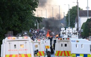 组图：苏丹籍难民当街砍人 英国多地爆发抗议