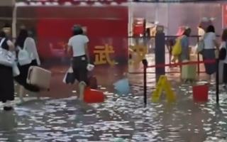 武汉市遭遇强降雨 武昌火车站负一层被淹