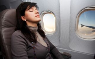 听老牌空姐的话 搭机时别让头部靠着窗户