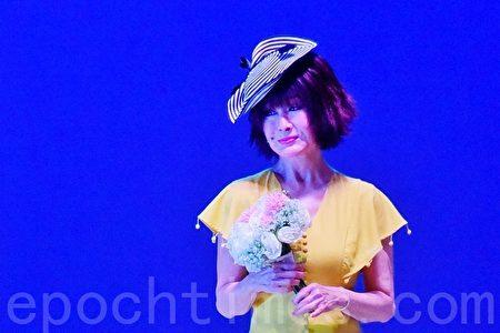 77岁潘迎紫活力满满 蹦跳模样堪比年轻人