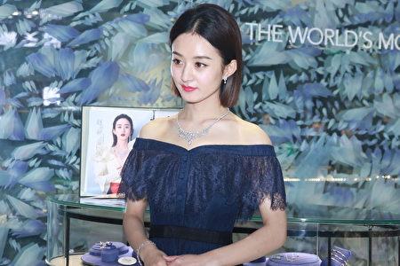 赵丽颖剪去长发搭配齐眉浏海 以全新造型亮相