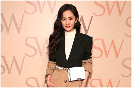 杨幂遭蒸汽眼罩烫伤 张馨予留言紧急提醒