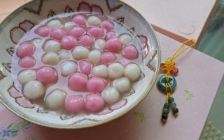 红色和白色相错的冬至圆,象征冬至阴阳交泰,一元复始。(容乃加/大纪元)