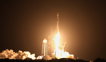 一枚被废弃的SpaceX火箭正高速冲向月球