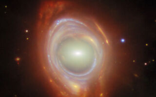 韦伯望远镜拍到罕见爱因斯坦环 像奇怪星系